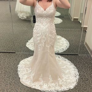 Oleg Cassini size 6 tried on twice but other than that it’s never left it’s bag.